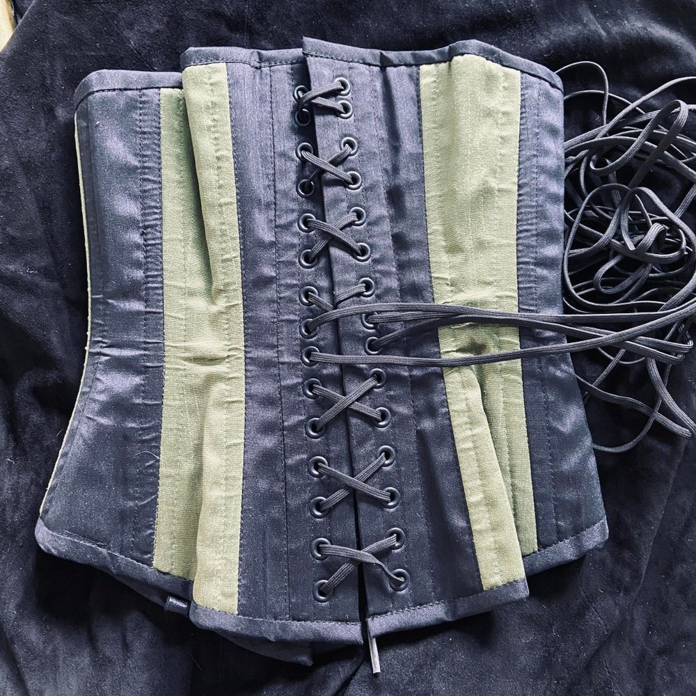 Isabella Corsetry victorian underbust 22" - Picture 3 of 5